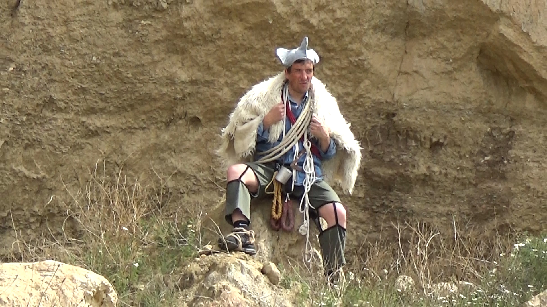 B 1.00_19_41_11.Still055